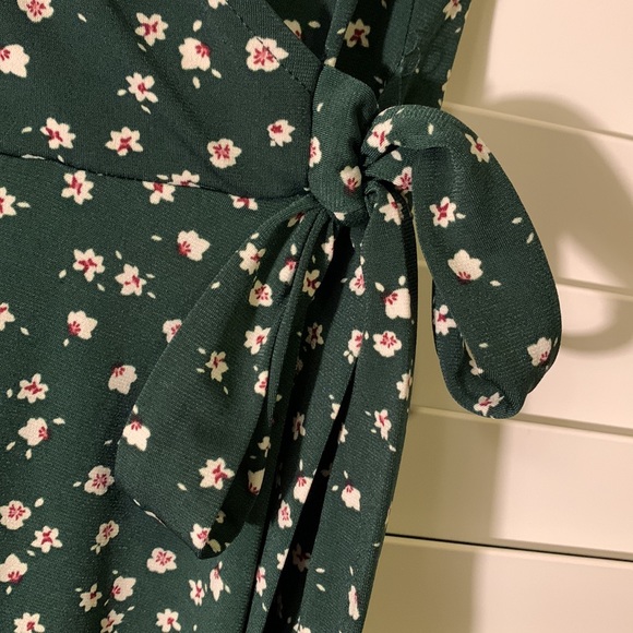 Kaileigh Green Floral Pattern Medium Dress with Side Tie - Picture 4 of 5